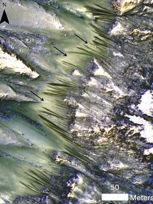 Marcas escuras aparecem em cratera do solo de marte em foto de alta resolução tirada por satélites da NASA que orbitam o planeta Foto: NASA/JPL-Caltech/UA/JHU-APL