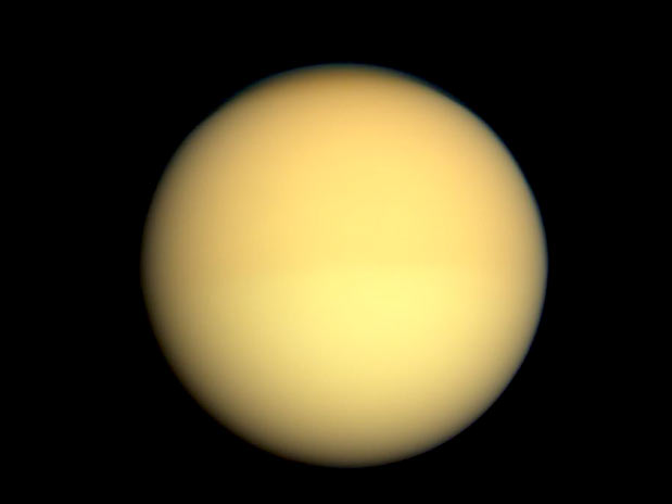 Imagem registrada pela sonda Cassini em 2009 mostra a diferença de iluminação nos hemisférios de Titã - o sul mais claro que o norte -, o que indica a .... Foto: Nasa/JPL/Divulgação