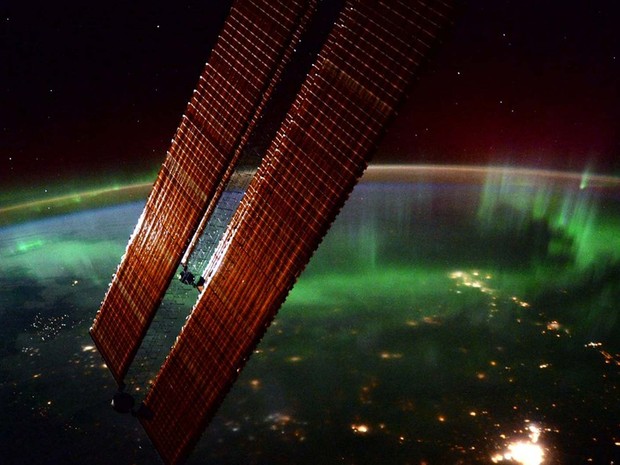 Aurora boreal clicada pelo astronauta Scott Kelly; fenômeno natural é resultado de energia liberada por campos magnéticos solares (Foto: Reprodução/ Twitter/ Scott Kelly)