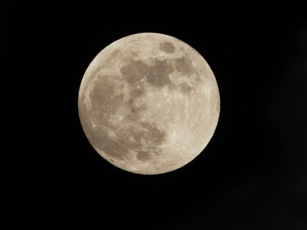 Lua cheia é vista da Cidade do México na noite de terça-feira (7) (Foto: Marco Ugarte/AP)