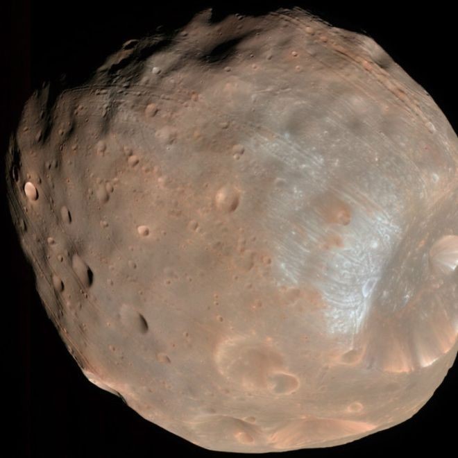 Phobos é um acumulado de de escombros que ficam unidos devido a uma capa externa de material mais sólido (Foto: Nasa via BBC)