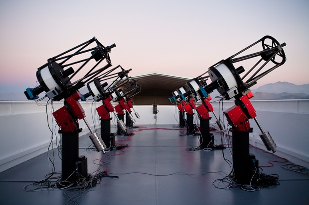  O conjunto de telescópios MEarth-South, que fica no Chile, foi responsável pela observação que resultou na descoberta do planeta GJ 1132b (Foto: Jonathan Irwin/Divulgação)