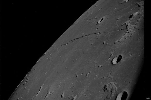  Uma imagem mais próxima da superfície da Lua  (Foto: Nasa/Project Apollo Archive)