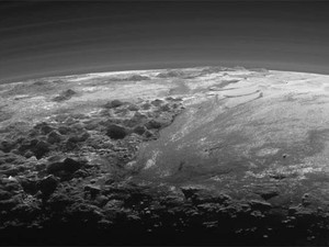 Imagem de Plutão mostra região Sputnik (à direita) rodeada à leste (esquerda) por montanhas de gelo (Foto:  NASA/JHUAPL/SwRI)