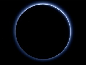 Imagem feita por sonda New Horizons mostra atmosfera azul de Plutão (Foto: NASA/JHUAPL/SwRI)
