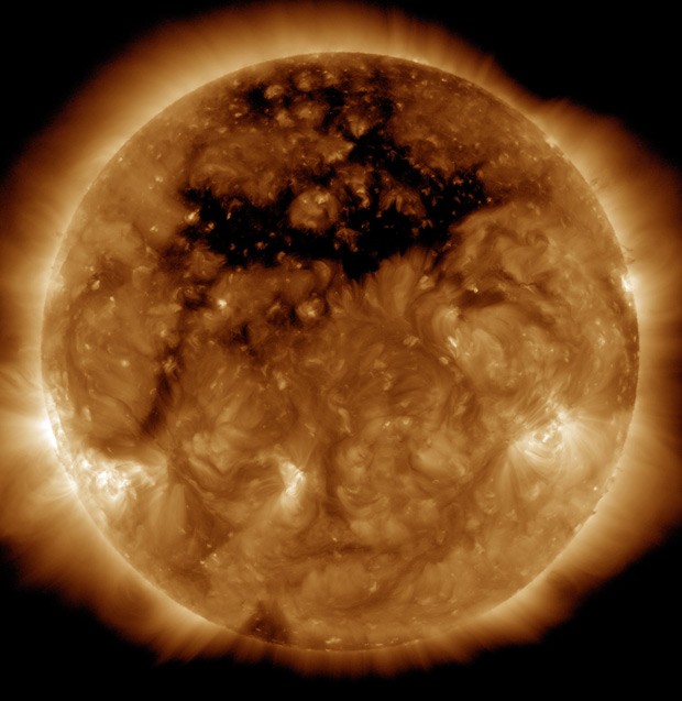 Buraco coronal (região mais escura no alto da imagem) é vista no Sol em imagem do dia 10 de outubro, divulgada nesta quarta-feira (Foto: NASA/SDO)