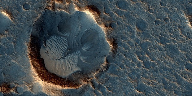 Cratera na planície de Acidalia, em Marte, local onde pousou missão fictícia do filme "Perdido em Marte" (Foto: JPL/Nasa/Univ. do Arizona)
