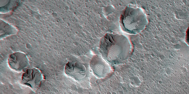 A planície de Acidalia com algumas de suas crateras, local onde pousou missão fictícia do filme "Perdido em Marte" (Foto: JPL/Nasa/Univ. do Arizona)