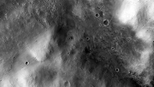 A cratera Mawrth, de borda tênue, com marcas de impacto menores. Local aparece no filme "Perdido em Marte" (Foto: JPL/Nasa/Univ. do Arizona)