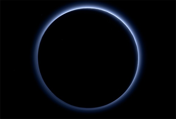 Imagem feita por sonda New Horizons mostra atmosfera azul de Plutão (Foto: NASA/JHUAPL/SwRI)