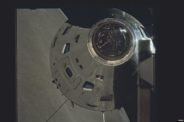 O módulo de comando da Apollo 17 acima da superfície da Lua  (Foto: Nasa/Project Apollo Archive)