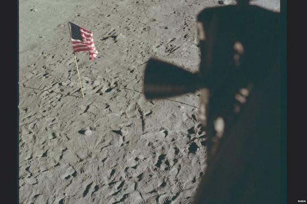 Da janela da Apollo 11 as primeiras pegadas humanas na Lua podem ser vistas claramente (Foto: Nasa/Project Apollo Archive)