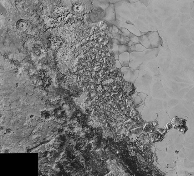 Foto de Plutão enviada pela New Horizons mostra região de terreno irregular a noroeste da planície gelada informalmentechamada de Sputnik Planum (Foto: NASA/Johns Hopkins University Applied Physics Laboratory/Southwest Research Institute)