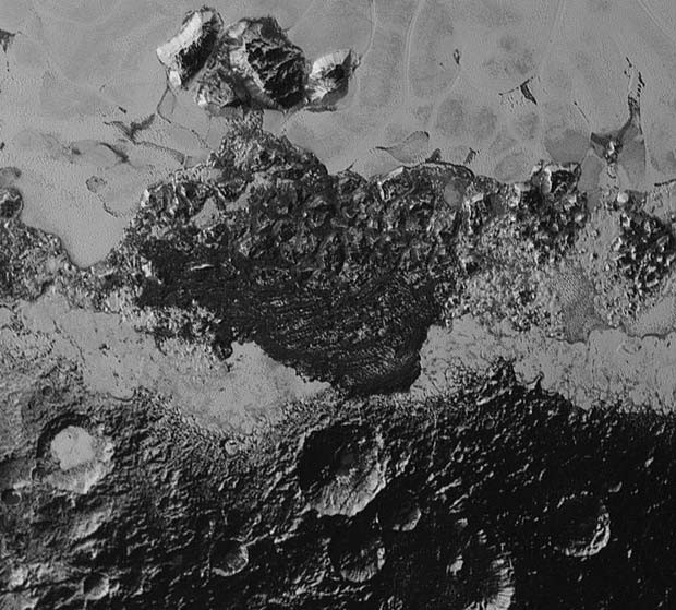A imagem de 350 quilometros de Plutão mostra a grande variedade da superfície e de formações geológicas no planeta-anão (Foto: NASA/Johns Hopkins University Applied Physics Laboratory/Southwest Research Institute)