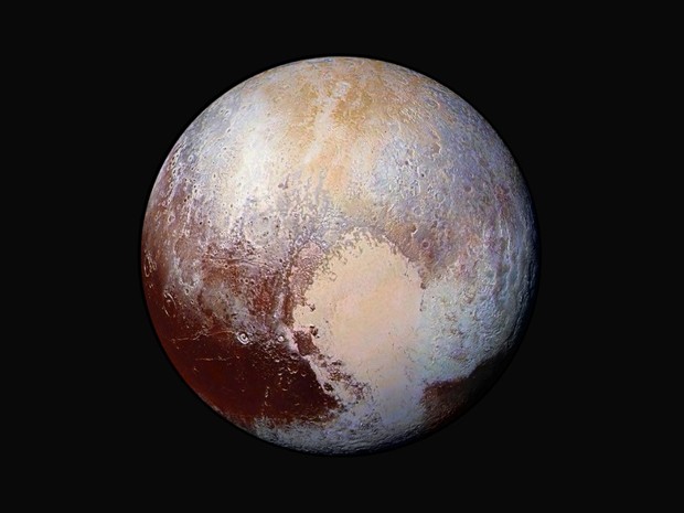  Imagem divulgada nesta sexta-feira mostra uma combinação de imagens captadas pela New Horizons com cores artificiais para mostrar diferenças na composição e na textura na superfície de Plutão  (Foto: NASA/JHUAPL/SwRI via AP)