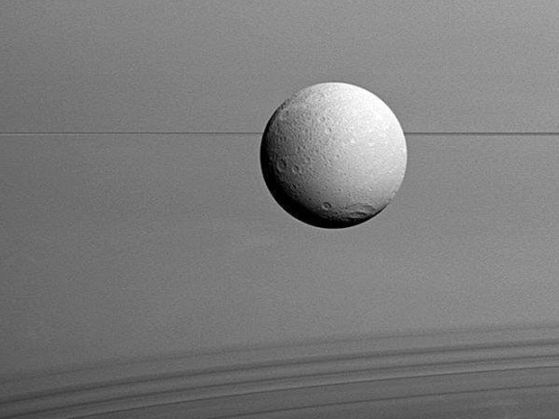 No ano que vem, a Cassini deve ir em direção aos anéis de Saturno (Foto: Nasa)