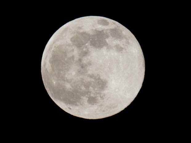 Lua azul, a segunda lua cheia do mês, é vista na noite desta sexta-feira (31) na cidade de Taguig, nas Filipinas (Foto: AP Photo/Bullit Marquez)