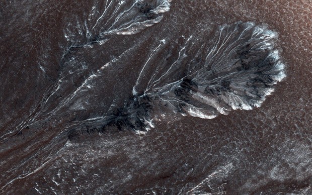 Imagem divulgada pela Nasa nesta quinta-feira (30) mostra montanhas de marte com 'neve' (Foto:  Reuters/NASA/JPL/University of Arizona)