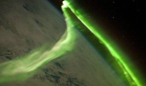 As luzes verdes que aparecem na aurora da Terra são causadas pela interação de partículas com o oxigênio da atmosfera (Foto: Reprodução/Nasa)