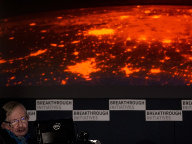 O cientista britânico Stephen Hawking durante a apresentação do projeto que vai buscar vida alienígena (Foto: Matt Dunham/AP)