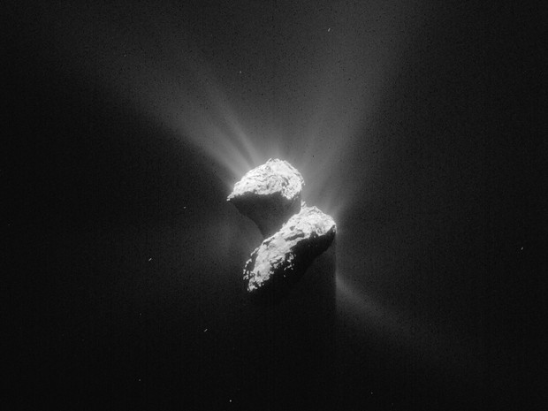 Imagem divulgada pela Agência Espacial Europeia em 12 de junho mostra o cometa 67P/Churyumov-Gerasimenko pelas lentes da Sonda Rosetta (Foto: ESA/Rosetta/NavCam )