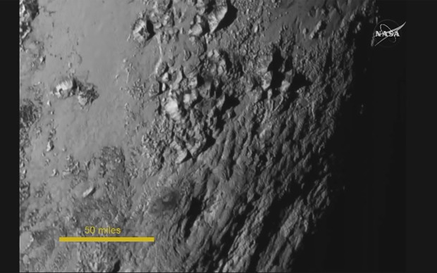 Imagem mostra superfície de Plutão feita pela New Horizons (Foto: Nasa TV/Divulgação)