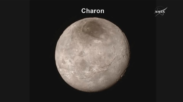Imagem feita pela New Horizons mostra Caronte, uma das luas de Plutão (Foto: Nasa TV/Divulgação)