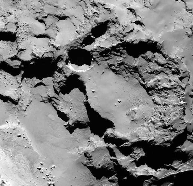 Cientistas estudaram a presença de grandes crateras em cometa (Foto: Vincent et al., Nature Publishing Group, ESA via AP)