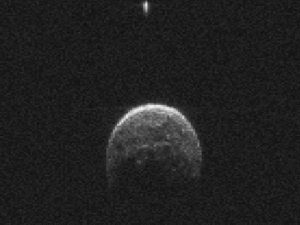 Animação mostra asteroide 2004 BL86 e sua minilua, pequeno ponto em movimento na parte de cima da imagem (Foto: Jet Propulsion Laboratory/Nasa)