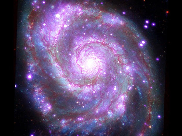 Esta galáxia - Messier 51 (M51), apelidada de Whirlpool (redemoinho), é uma galáxia espiral, como a nossa Via Láctea, localizada a cerca de 30 milhões de anos-luz da TerraNasa/CXC/SAO (Foto: Nasa/CXC/SAO)
