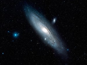 Imagem mostra Galáxia de Andrômeda (centro) e a região ao seu redor (Foto: ESA/Divulgação)