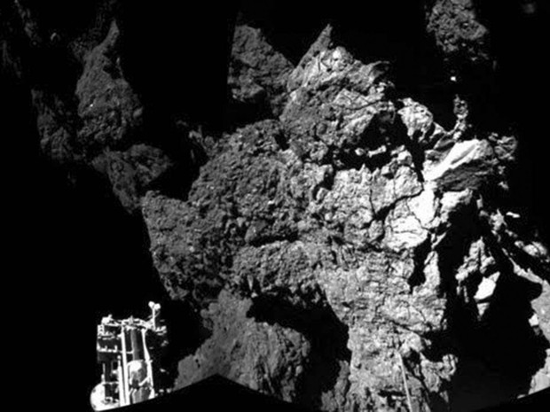 Imagem divulgada pela Agência Espacial Europeia mostra o robô Philae na superfície do cometa 67P/Churyumov-Gerasimenko. Montada a partir de duas das seis fotos feitas pelo instrumento Çiva, a imagem mostra o módulo Philae na superfície do cometa (Foto: Reuters/ESA/Rosetta/Philae/ÇIVA)
