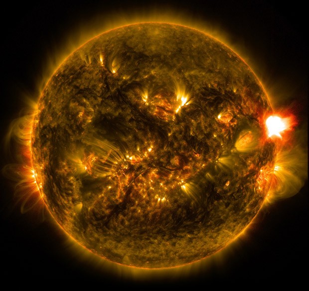  Erupção solar pode ser vista do lado direito do Sol em imagem feita pela Nasa nesta segunda-feira (Foto: Nasa/SDO)