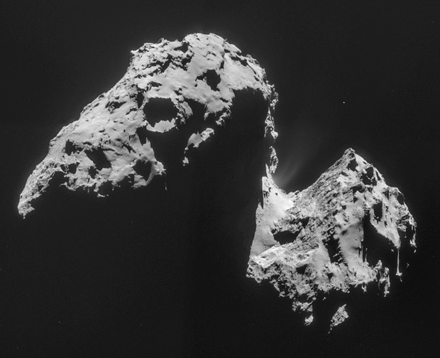  Imagem tirada por câmera na sonda Rosetta mostra cometa 67P/Churyumov-Gerasimenko: água encontrada no cometa é diferente de água da Terra (Foto: AP Photo/ESA)