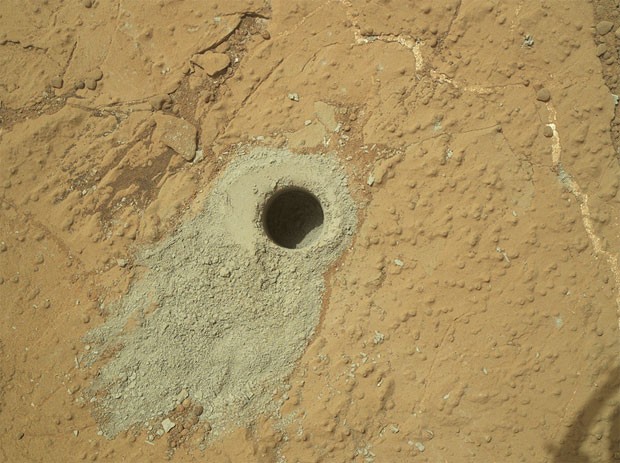 Perfuração feita pelo Curiosity em Marte (Foto: JPL/NASA)