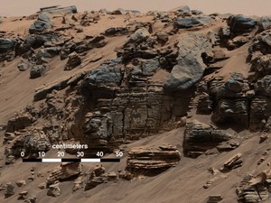 Rocha em camadas fotografada por câmera no robô Curiosity em 7 de agosto mostra um padrão típico de fundo de lago (Foto: Nasa/JPL-Caltech/MSSS)