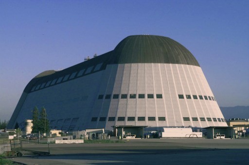 Imagem de arquivo da Nasa, de 1999, mostra hangar na Califórnia que será utilizado pelo Google para pesquisa espacial (Foto: Nasa/AFP)