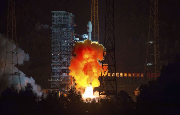 Sonda espacial chinesa é lançada nesta sexta-feira (24) em Sichuan. Equipamento fará missão à Lua  (Foto: AP)