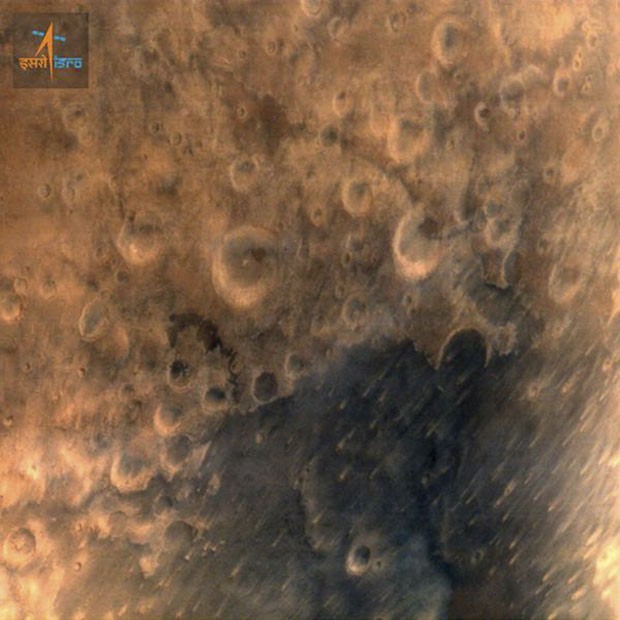 Superfície de Marte é vista na imagem divulgada pela sonda Mangalyaan, enviada pela Índia ao planeta vizinho (Foto: Divulgação/Escritório de Informações à Imprensa da Índia/Reuters)