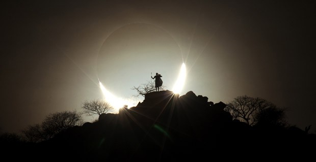 A figura de uma silhueta sob o pano de fundo de um horizonte na savana do Quênia é um eclipse solar híbrido raramente visto. Essa foto foi feita por Eugen Kamenew, da Alemanha, e ganhou o primeiro lugar na categoria 'Pessoas e Espaço' (Foto: Eugen Kamenew)