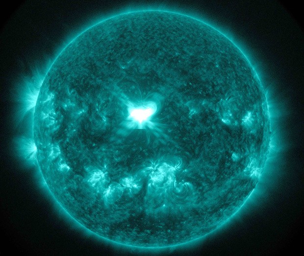 Imagem captada pelo Obervatório de Dinâmica Solar da Nasa nesta quarta-feira (10) mostra explosões solares  (Foto: Reuters/Nasa/SDO)