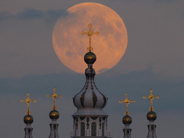 Lua pode ser vista sobre a Catedral Smolny em São Petersburgo, na Russia (Foto: Dmitry Lovetsky/AP)