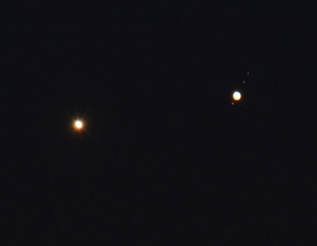 Imagem feita com lente de longo alcance mostra Vênus e Júpiter lado a lado (Foto: Stan Honda/AFP)