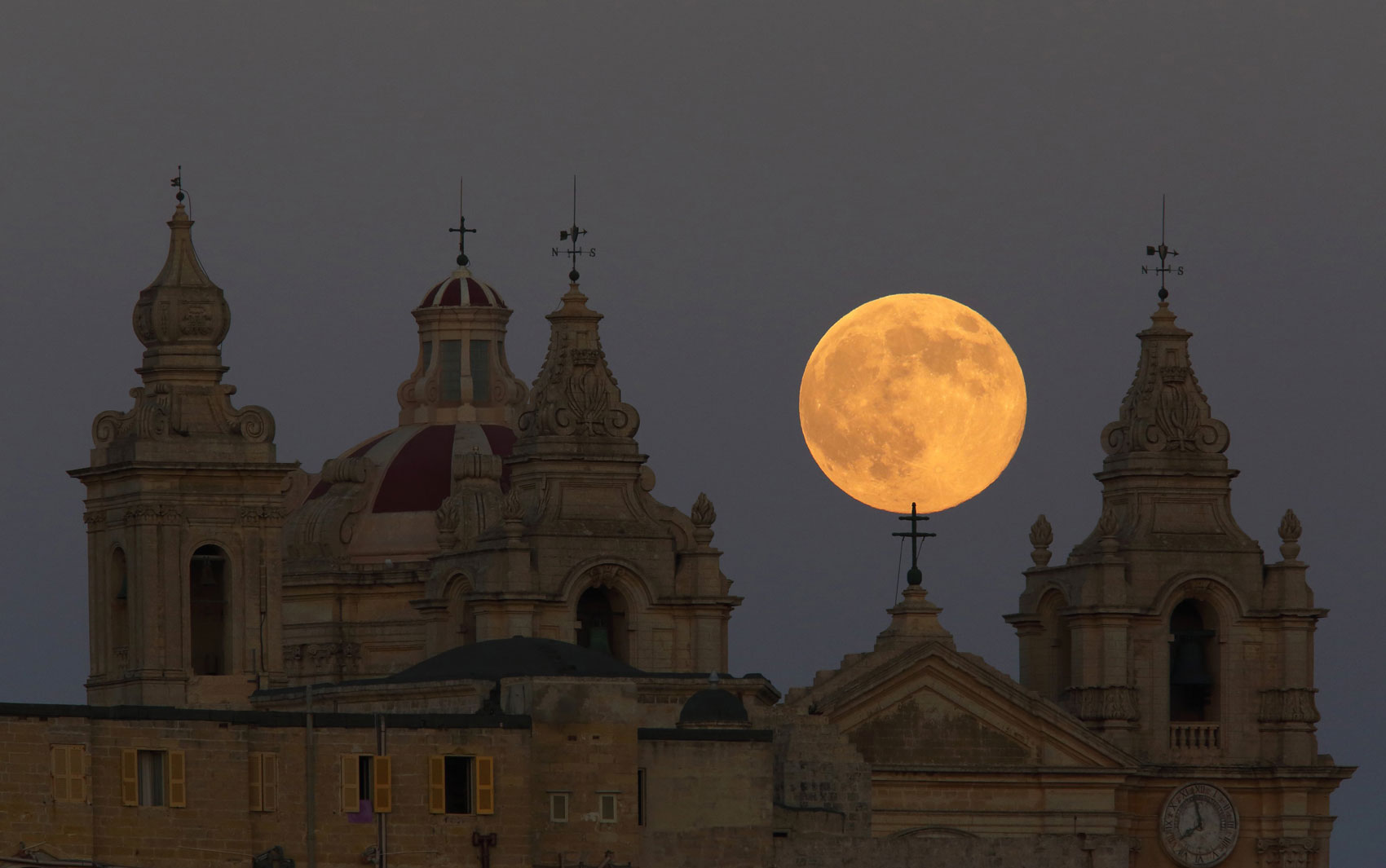 'Superlua' atrás da catedral de Mdina, em Malta, neste domingo (10)