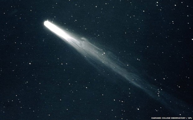 O cometa Halley talvez tenha o formato mais conhecido. A foto acima foi feita no Peru em 1910, usando uma exposição de 30 minutos. Devido ao percurso regular feito pelo corpo celeste perto do Sistema Solar (a cerca de cada 75 a 76 anos), o Halley é observado há séculos. Sua próxima aparição será em 2061 (Foto: Observatório de Harvard/SPL/BBC)