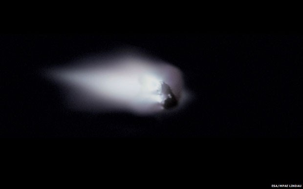 Em março de 1986, a espaçonave europeia Giotto passou a 600 quilômetros do famoso cometa 1P/Halley. Esta imagem foi feita pela câmera da Giotto, que ficou muito danificada depois de a espaçonave passar tão perto do famoso cometa (Foto: ESA/MPAE Lindau/BBC)