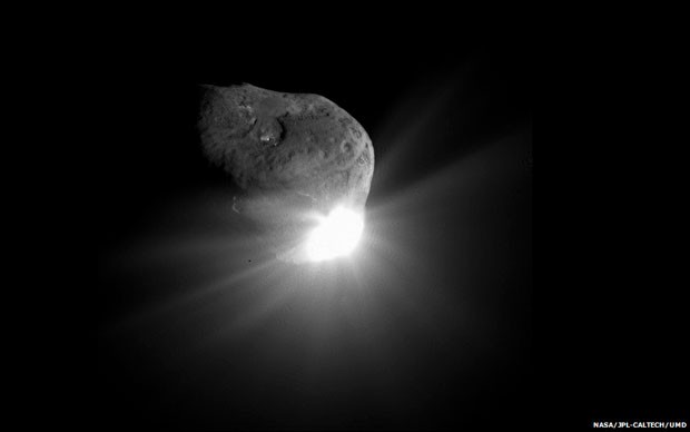 Em Julho de 2005, a missão Deep Impact conseguiu se chocar com o cometa 9P/Tempel, para descobrir mais sobre a composição do corpo celeste. Esta foto espetacular, feita 67 segundos depois do impacto pela nave da Deep Impact que passou próxima do cometa, mostra a luz resultante da colisão e também detalhes da superfície do cometa, iluminada pelo Sol (Foto: Nasa/JPL-Caltech/UMD/BBC)