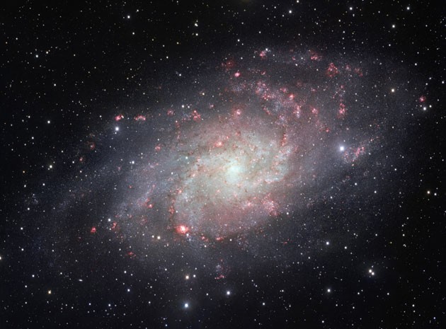 Imagem permite apreciar cúmulos de estrelhas e nebulas vermelhas de gás e pó (Foto: ESO/Divulgação/AFP)