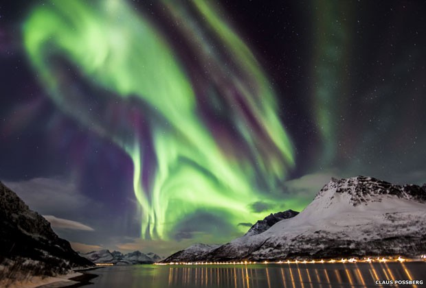 Esta fotografia retrata a dança celestial da aurora boreal sobre um fiorde em Skjervøy, Troms, Noruega (Foto: Claus Possberg/BBC)