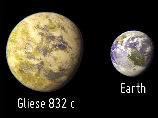 Representação do planeta Gliese 832 c em comparação com a Terra (Foto: Divulgação/PHL-UPR Arecibo)